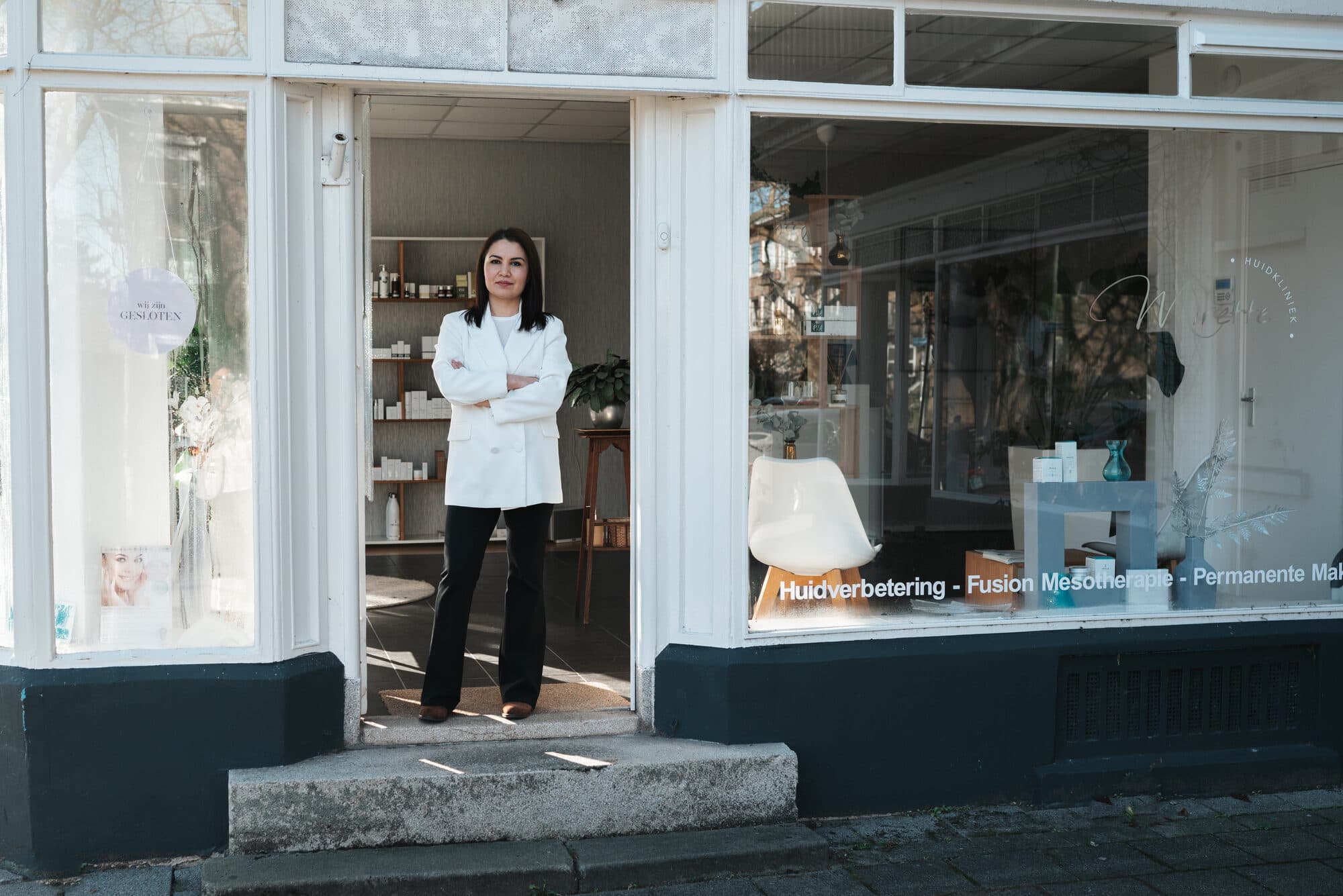 Lida voor de ingang van haar studio